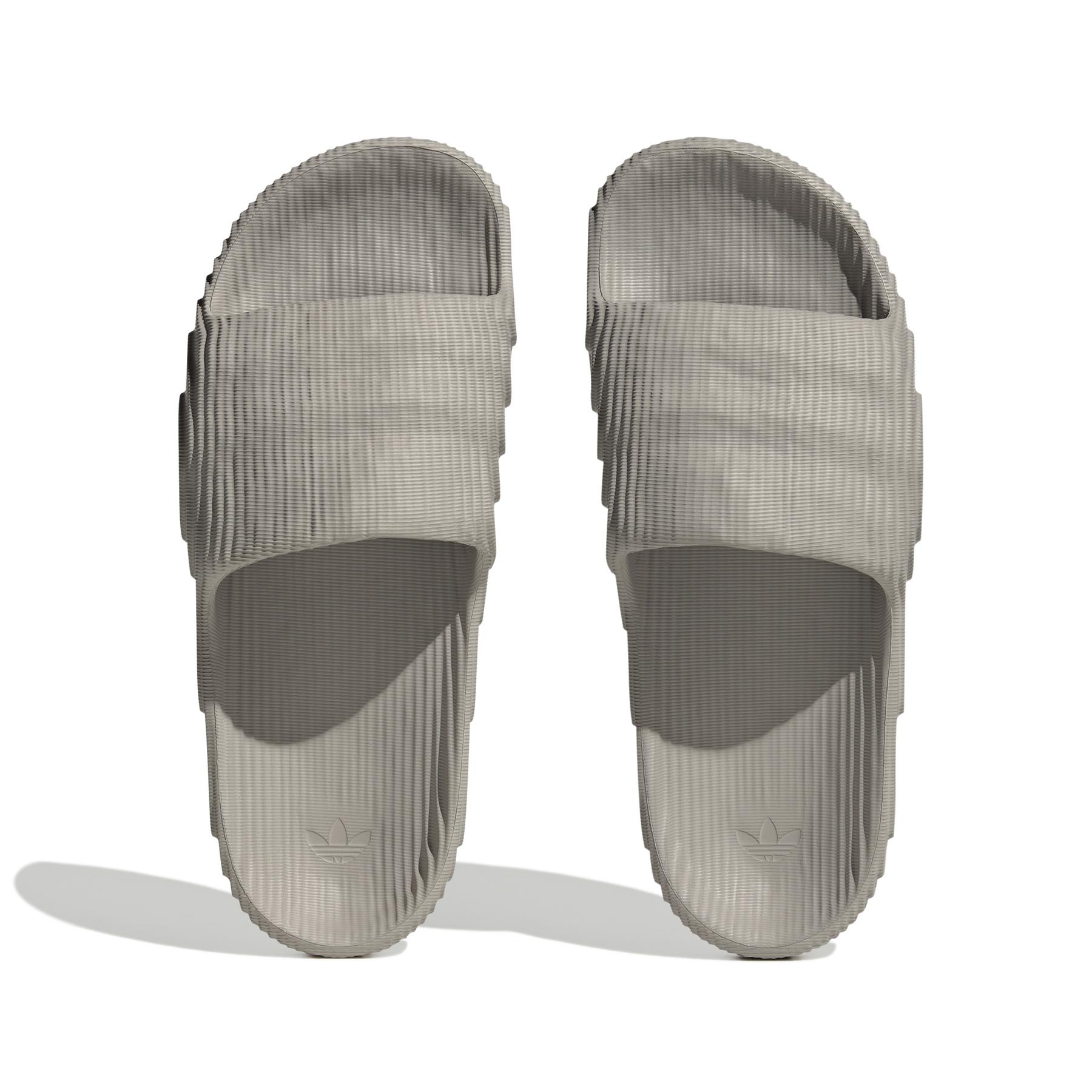 product/a/d/adidas_hq4670_3_footwear_photography_top_portrait_view_white.jpg