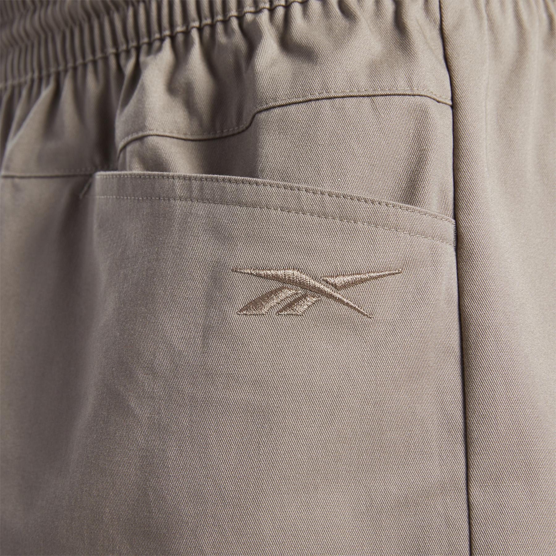 product/r/e/reebok_ht8174_7_apparel_on_model_detail_view_2_white.jpg
